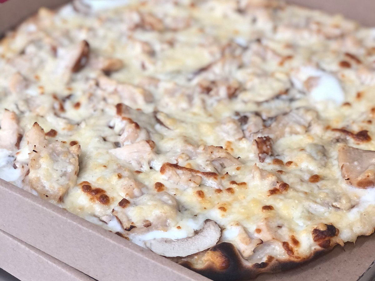 Pizza maison poulet champignon base crème fraîche